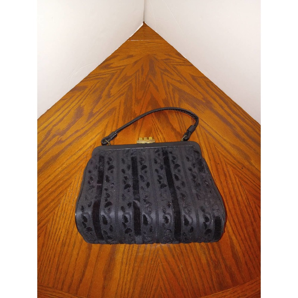 Handbag purse.